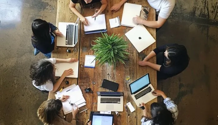 Le maintien de tarifs préférentiels par l’assureur après la retraite ne constitue pas un avantage de retraite en l’absence de financement par l’employeur !